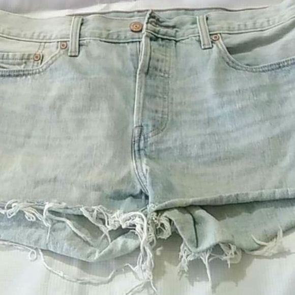 Levis women's denim short. - Picture 2 of 8